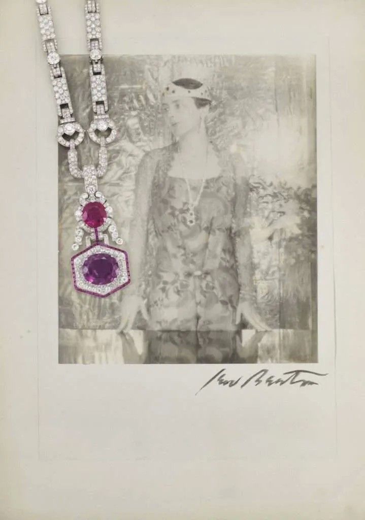 Леди Уимборн, сфотографированная Сесилом Битоном в 1928 году, в кулоне в стиле ар-деко с рубином и цветным сапфиром на бриллиантовой цепочке