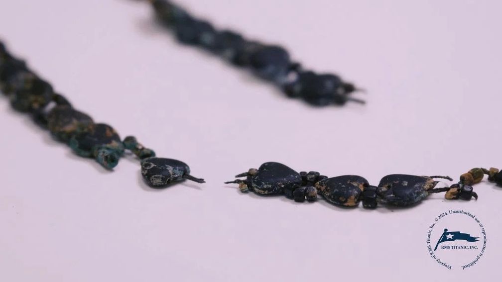 Нити ожерелья с черными бусинами, поднятого с «Титаника»