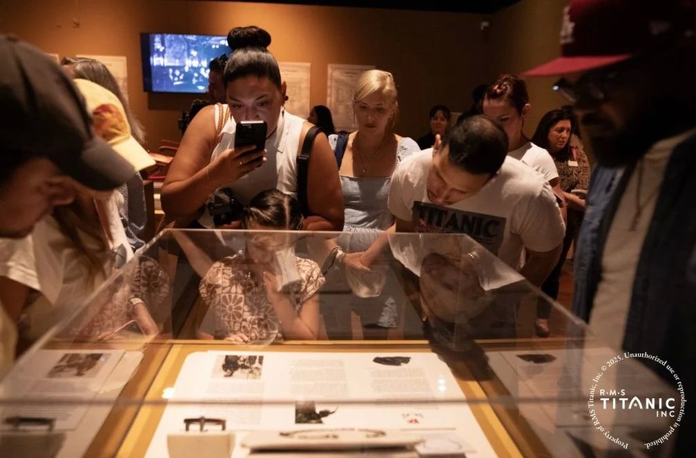 Гости рассматривают ожерелье в музее артефактов с «Титаника»