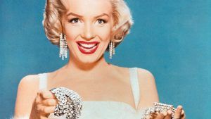 Новая книга рассматривает бижутерию, любимую голливудскими звездами, членами королевской семьи и модельерами