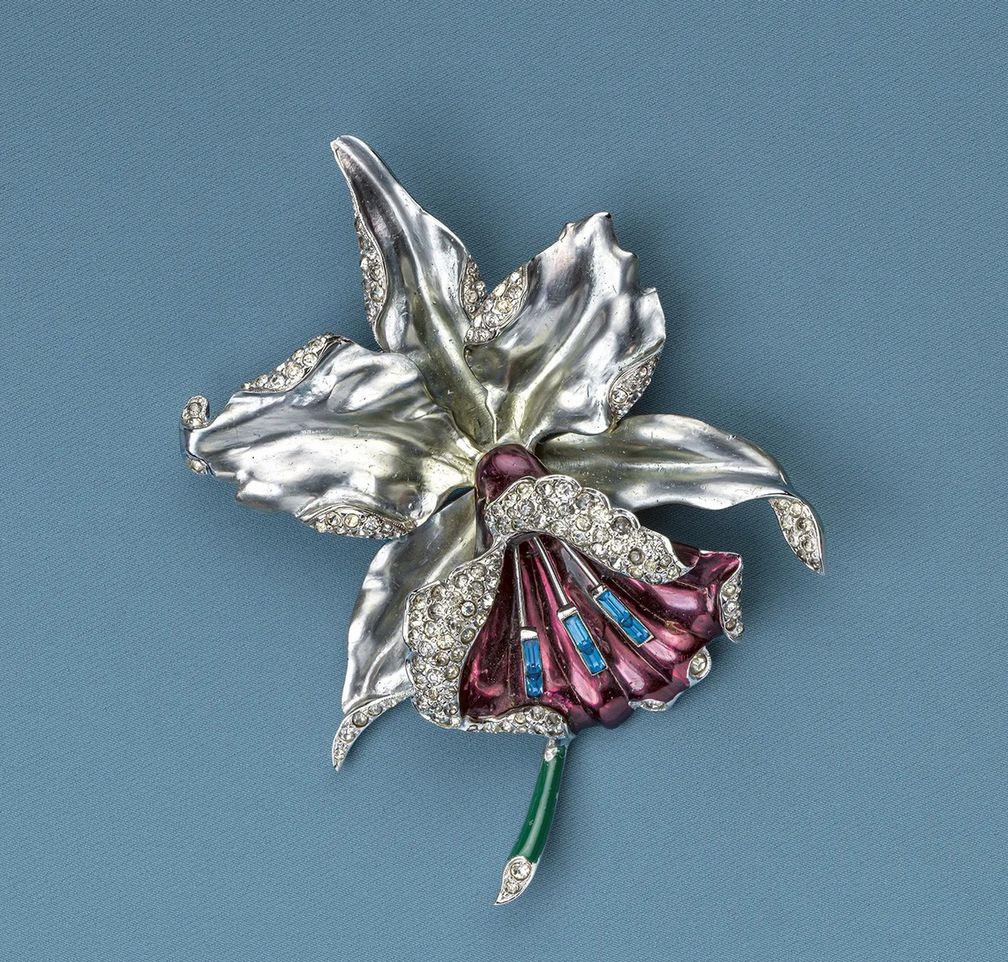 Брошь Адольфа Каца для Coro, представленная в книге «Бижутерия» (издательство Taschen). Фото: © Лучано Романо, 2022 Брошь Адольфа Каца для Coro, представленная в книге «Бижутерия» (издательство Taschen). Фото: © Лучано Романо, 2022