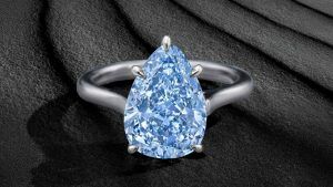 Редкий ярко-голубой бриллиант будет сверкать на аукционе Bonhams
