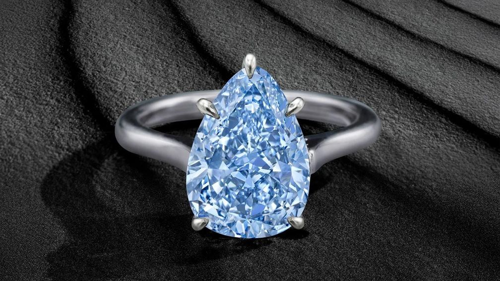 Редкий ярко-голубой бриллиант будет сверкать на аукционе Bonhams