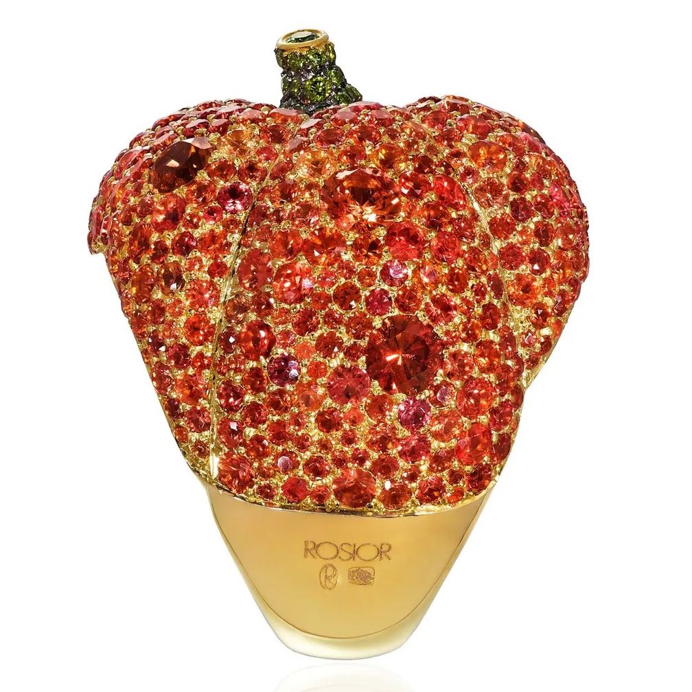 Коктейльное кольцо от Rosior украшено драгоценными камнями: оранжевыми сапфирами общим весом 10,46 карата и зелеными бриллиантами общим весом 0,31 карата