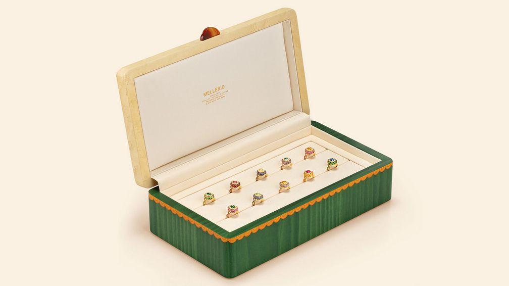 Внешняя часть шкатулки для украшений Butterflies in Flight изготовлена мастерами из тропических лесов Амазонки, а внутренняя отделка сделана во Франции. Внутри шкатулки находится коллекция колец высокого ювелирного искусства Color Queen от Mellerio