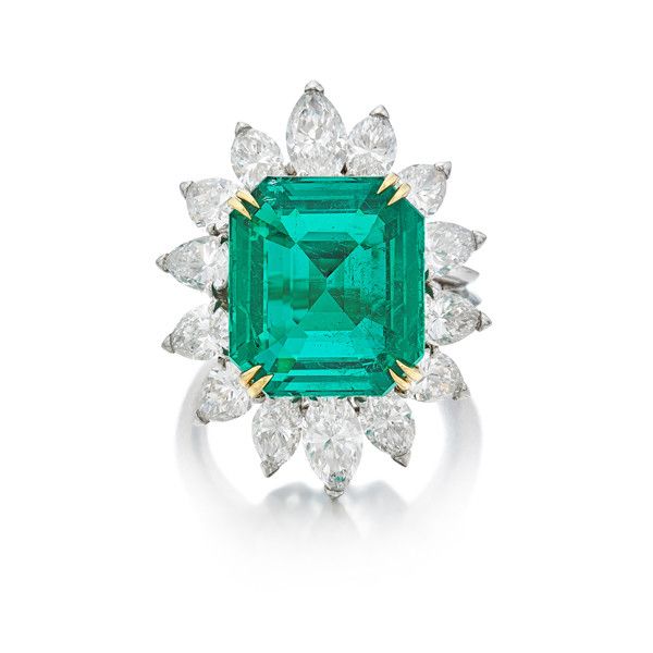 Кольцо от Boucheron с изумрудом изумрудной огранки весом 7,88 карата, окруженным бриллиантами грушевидной огранки и огранки маркиз, оценка: 300 000–500 000 долларов США