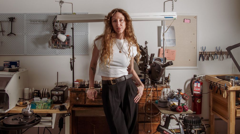 Ювелир Киндред Любек — основательница Artifex. В августе она получила международное признание, разработав дизайн помолвочного кольца для Тейлор Свифт Ювелир Киндред Любек — основательница Artifex. В августе она получила международное признание, разработав дизайн помолвочного кольца для Тейлор Свифт