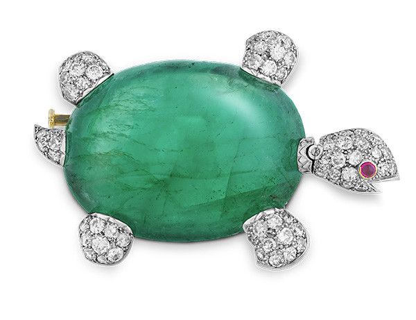 Брошь от Van Cleef & Arpels в виде черепахи из платины и 18-каратного желтого золота с изумрудом огранки кабошон весом 63,64 карата, бриллиантами и рубинами; M.S. Рау