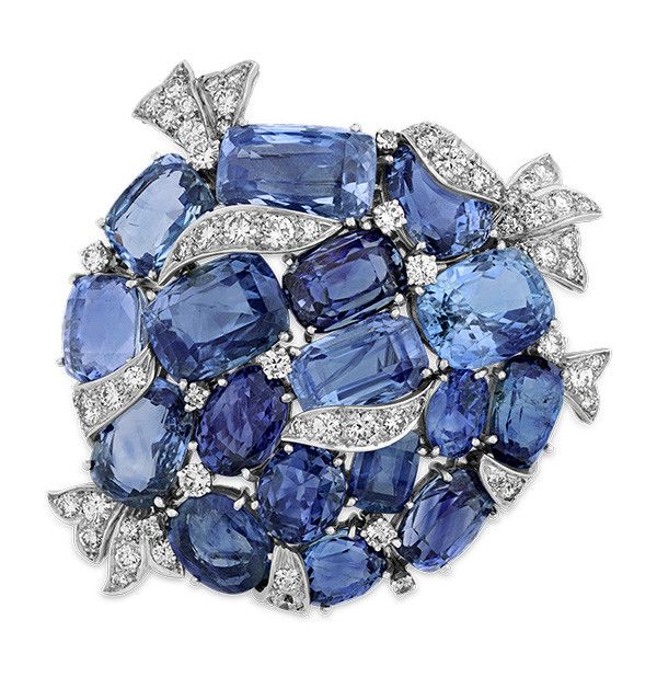Брошь от Verdura из платины и 18-каратного белого золота с цейлонскими сапфирами общим весом 100 карат и бриллиантами общим весом 6,65 карата; M.S. Рау 