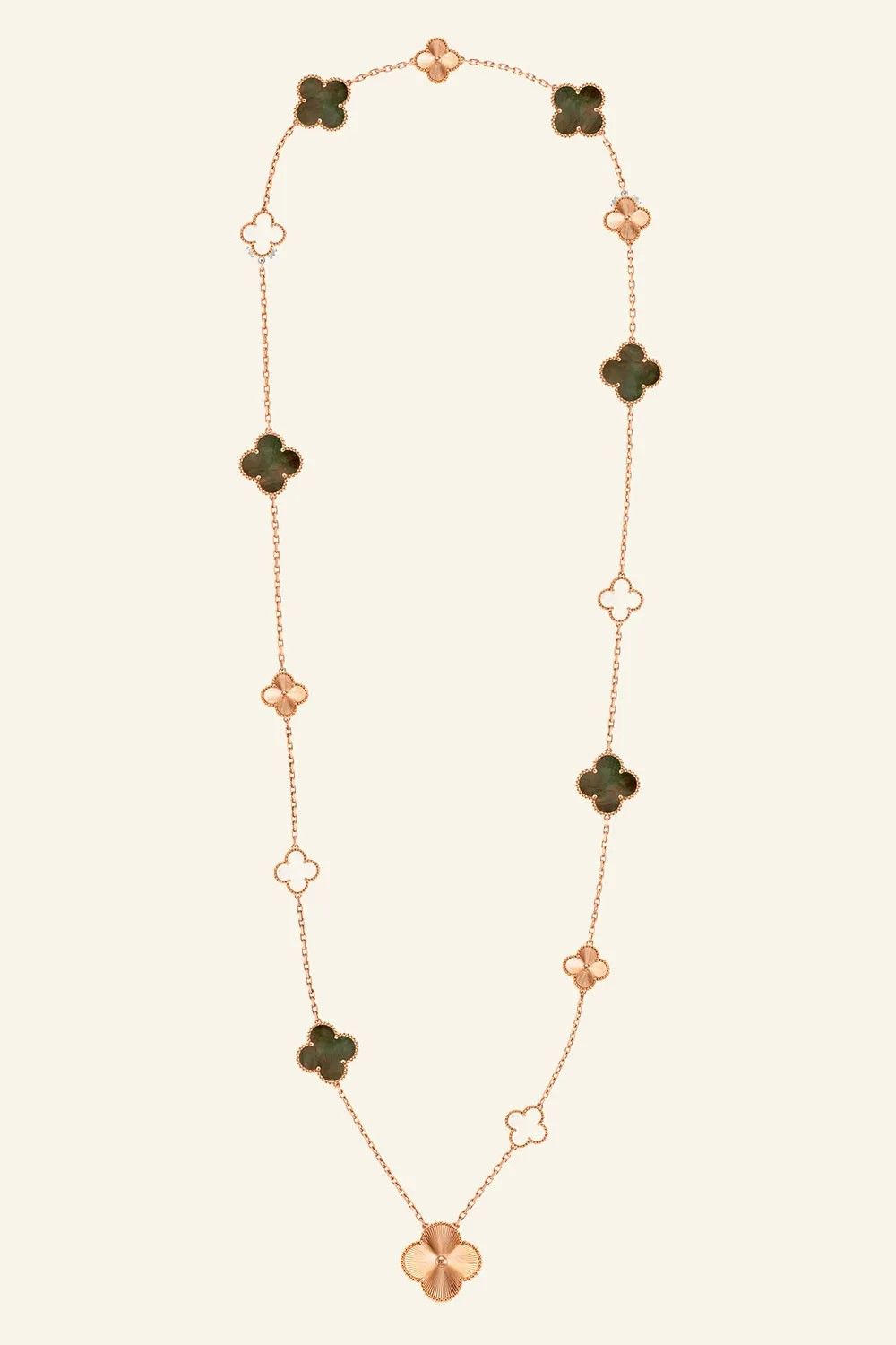 Трансформируемое ожерелье Magic Alhambra от Van Cleef & Arpels из гильошированного розового золота с серым и белым перламутром 
