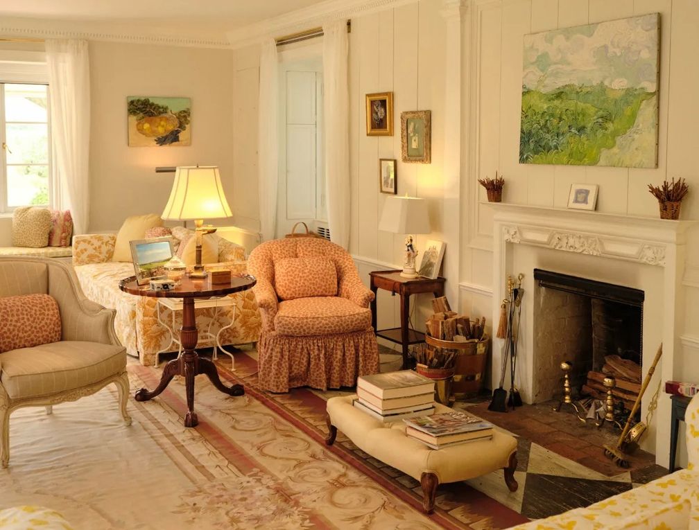 Гостиная в Оук-Спринг с картиной Ван Гога над камином. Фото: Эдриан Мартин