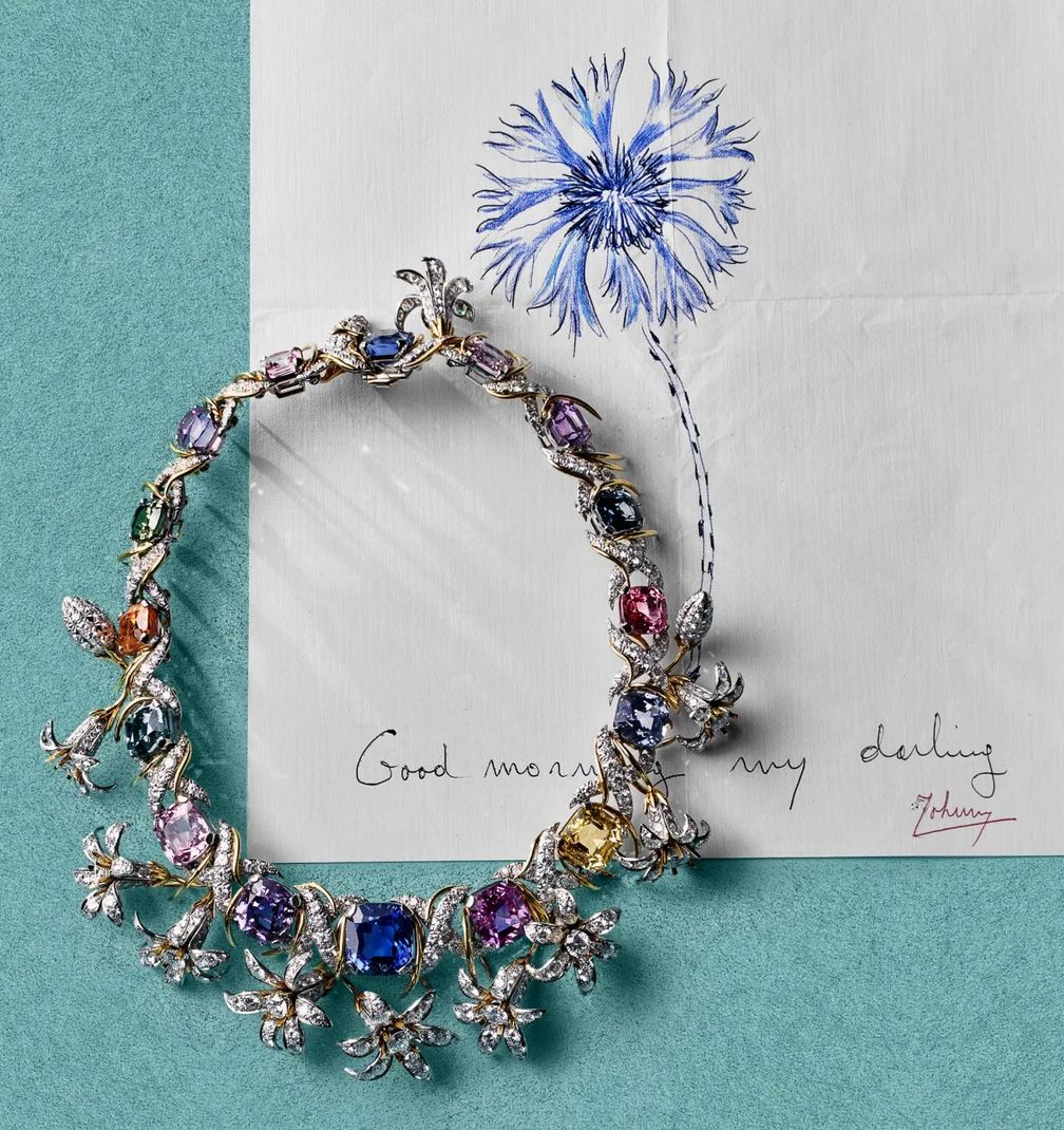 Колье «Жасмин» («Дыхание весны») из платины, золота, бриллиантов и цветных сапфиров от Жана Шлюмберже для Tiffany & Co (1962), которое лежит на рисунке с надписью, сделанном Шлюмберже для Банни Меллон. Фото из коллекции Музея изящных искусств Вирджинии 