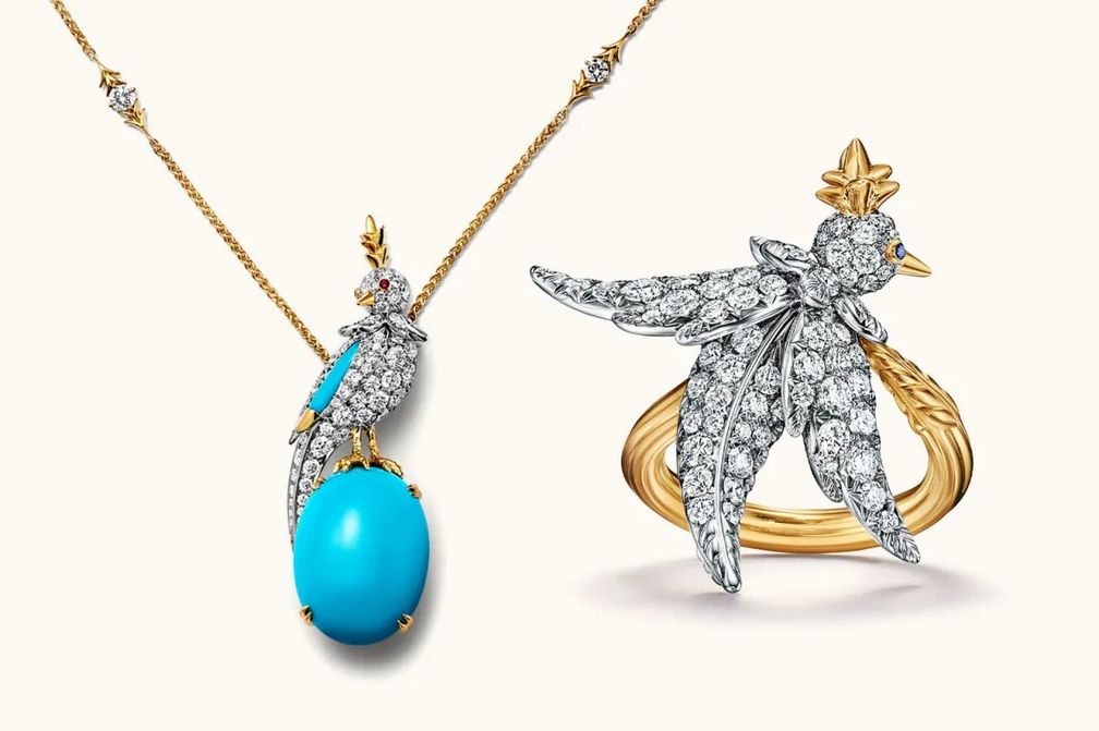 Два переосмысленных ювелирных украшения «Птица на камне» от Tiffany & Co. Фото: Дэн Уондерли / Tiffany & Co.