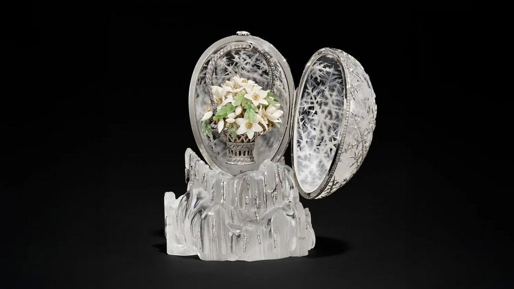 Ожидается, что «Зимнее яйцо» будет продано на аукционе более чем за 20 миллионов фунтов стерлингов. Оно было заказано Николаем II в качестве пасхального подарка своей матери, вдовствующей императрице Марии Федоровне, в 1913 году