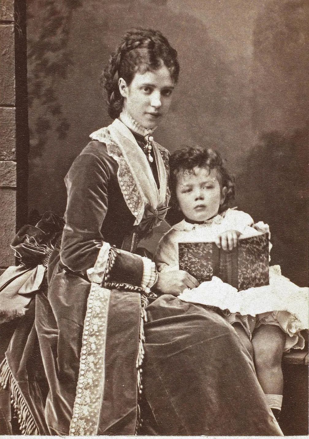Императрица Мария Федоровна со старшим сыном, будущим императором Николаем II, в 1872 году