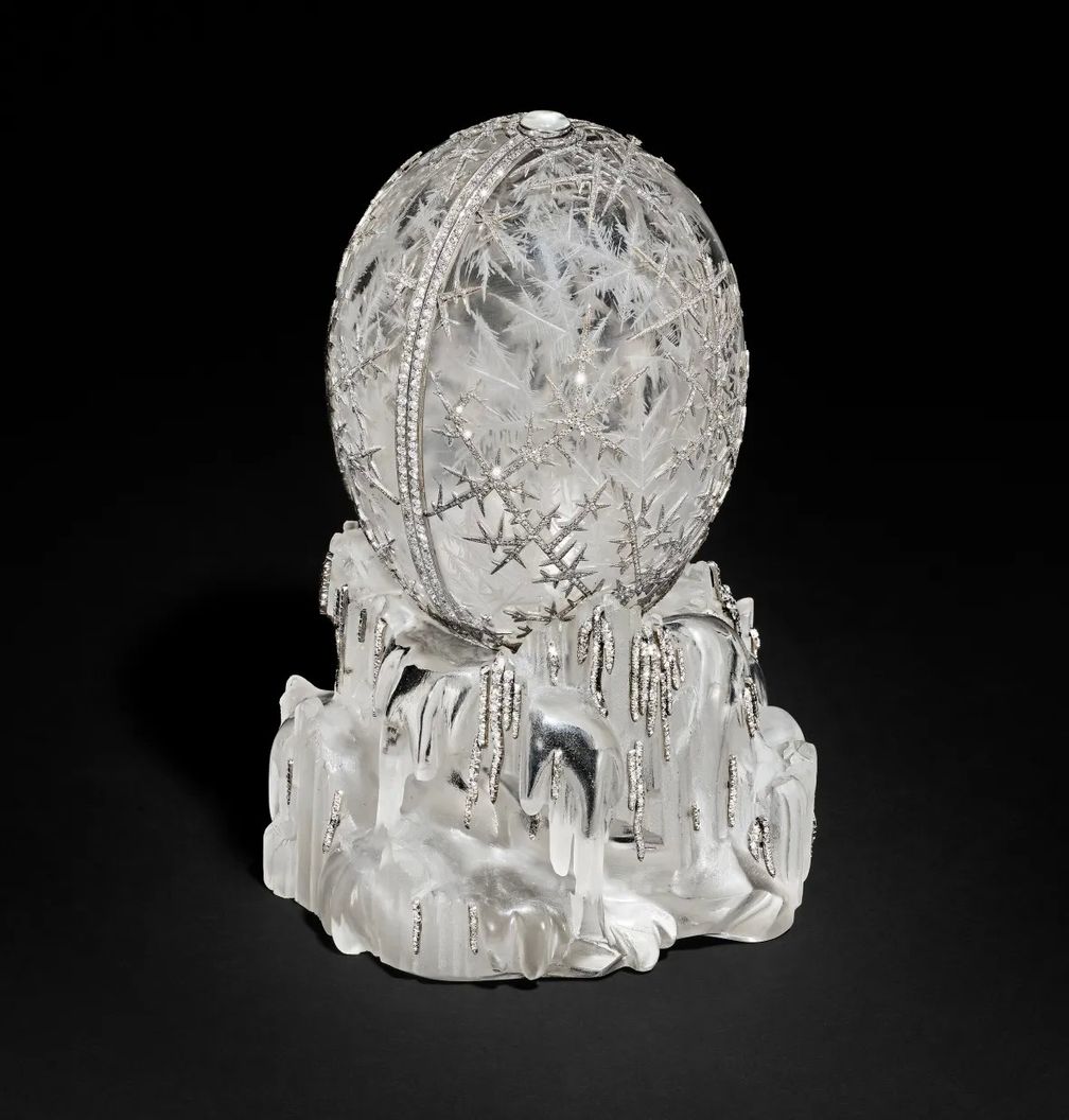 Скорлупа яйца вырезана из почти прозрачного горного хрусталя. Яйцо инкрустировано более чем 4500 бриллиантами, а снежинки из платины и бриллиантов напоминают мерцание льда. Яйцо установлено на блоке горного хрусталя с ручейками из платины 