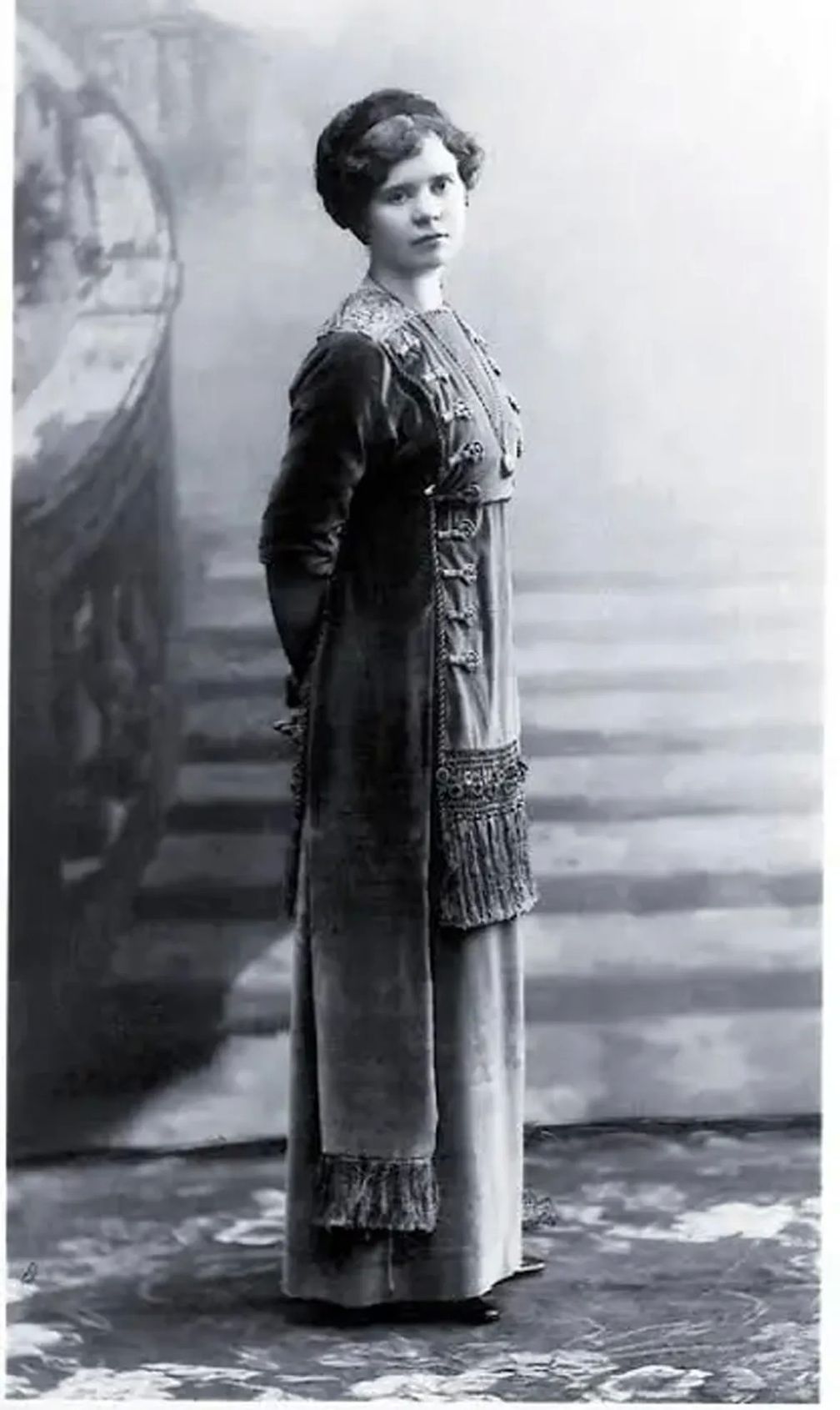 Альма Терезия Пиль была одной из немногих женщин-художников, работавших на Фаберже в первые десятилетия XX века. Ее изысканный дизайн «Зимнего яйца» передает ледяную красоту зимы, сменяющейся весной