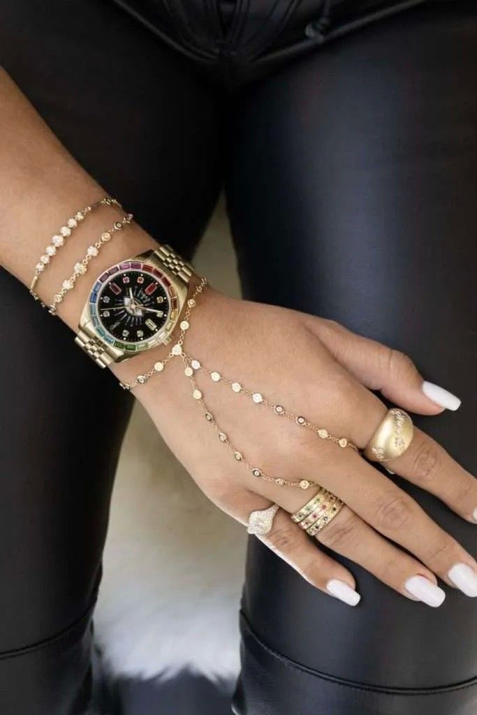 Часы Cosmic Nights от Jacquie Aiche x Timex могут похвастаться циферблатом из оникса и безелем, украшенным кристаллами всех цветов радуги