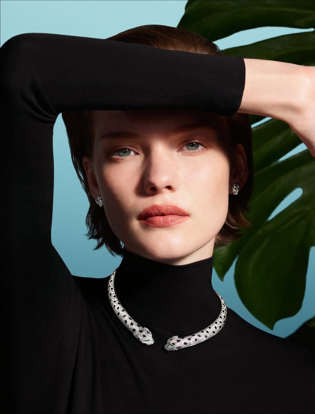 Знаменитая эмблема ювелирных украшений Cartier удваивает свое присутствие в графической коллекции. Расположенные друг напротив друга, эти пантеры притягивают взгляды к дизайну коллекции. Фото: Cartier