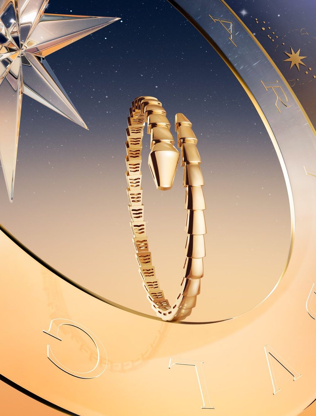 Браслет Serpenti Viper из 18-каратного желтого золота, сочетающий в себе фирменную эстетику, обволакивающие формы и харизматичный стиль, — это воплощение культовой идеи Bvlgari, символизирующей бесконечные метаморфозы. Фото: Bvlgari