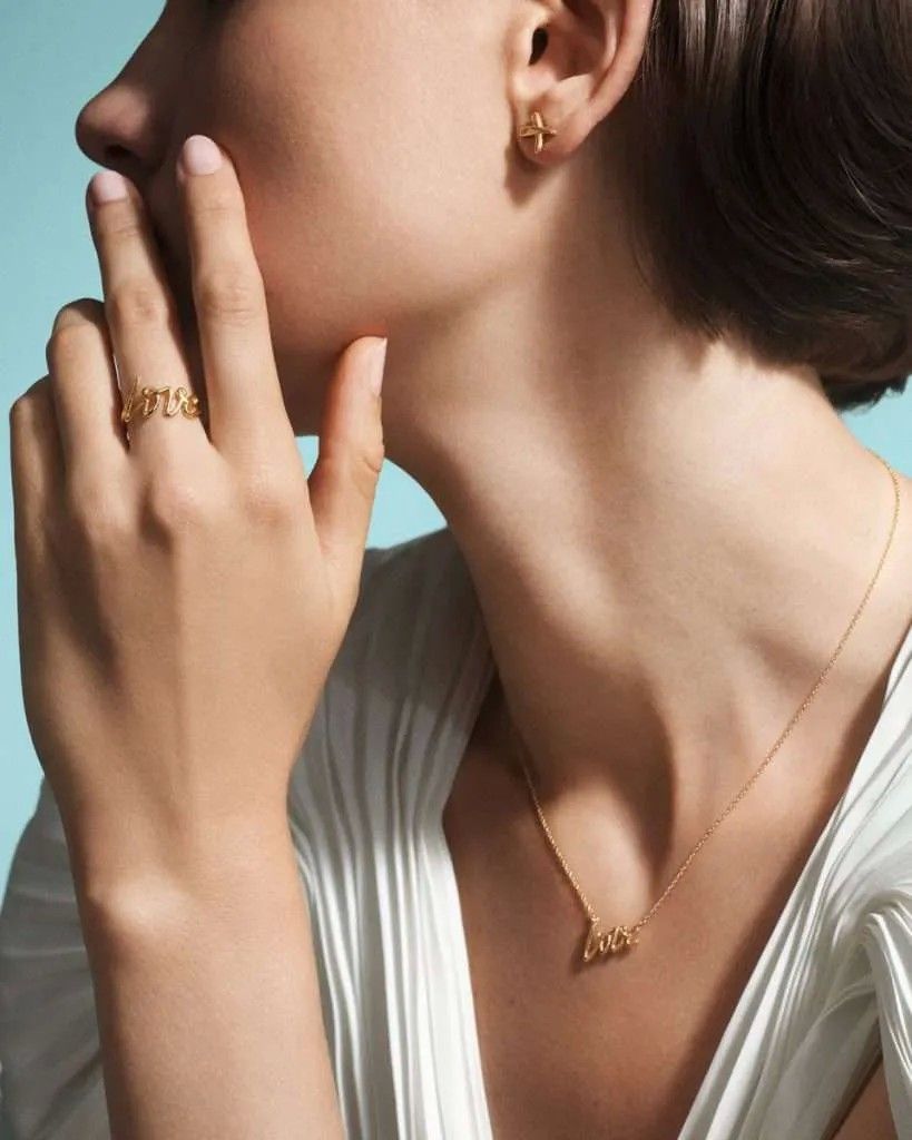 Tiffany & Co. создала новые версии коллекции Graffiti. Дизайн был впервые представлен Паломой Пикассо в начале 1980-х годов