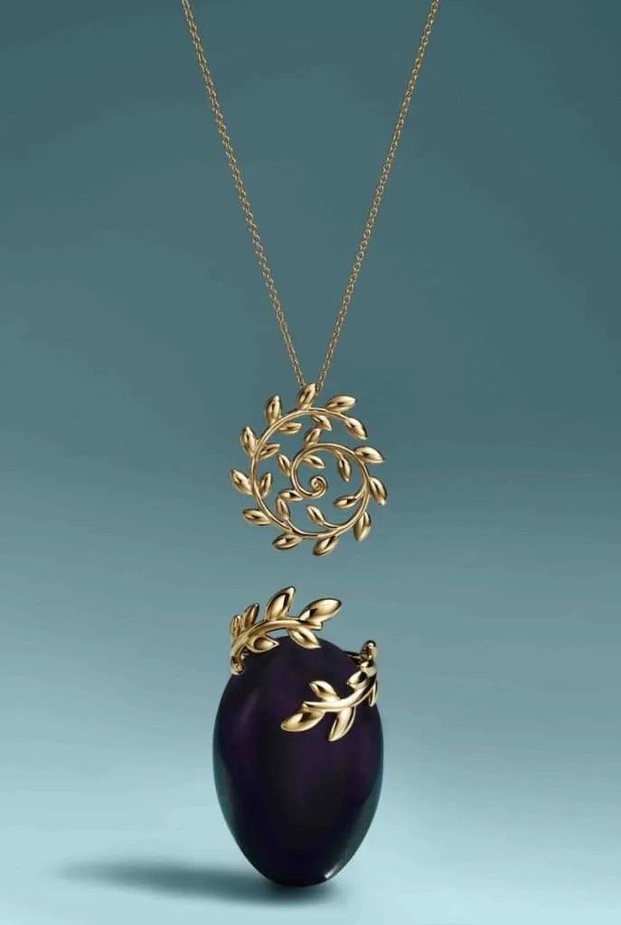 Палома Пикассо создала коллекцию Olive Leaf как дань уважения деревьям, растущим вокруг ее дома в Марокко