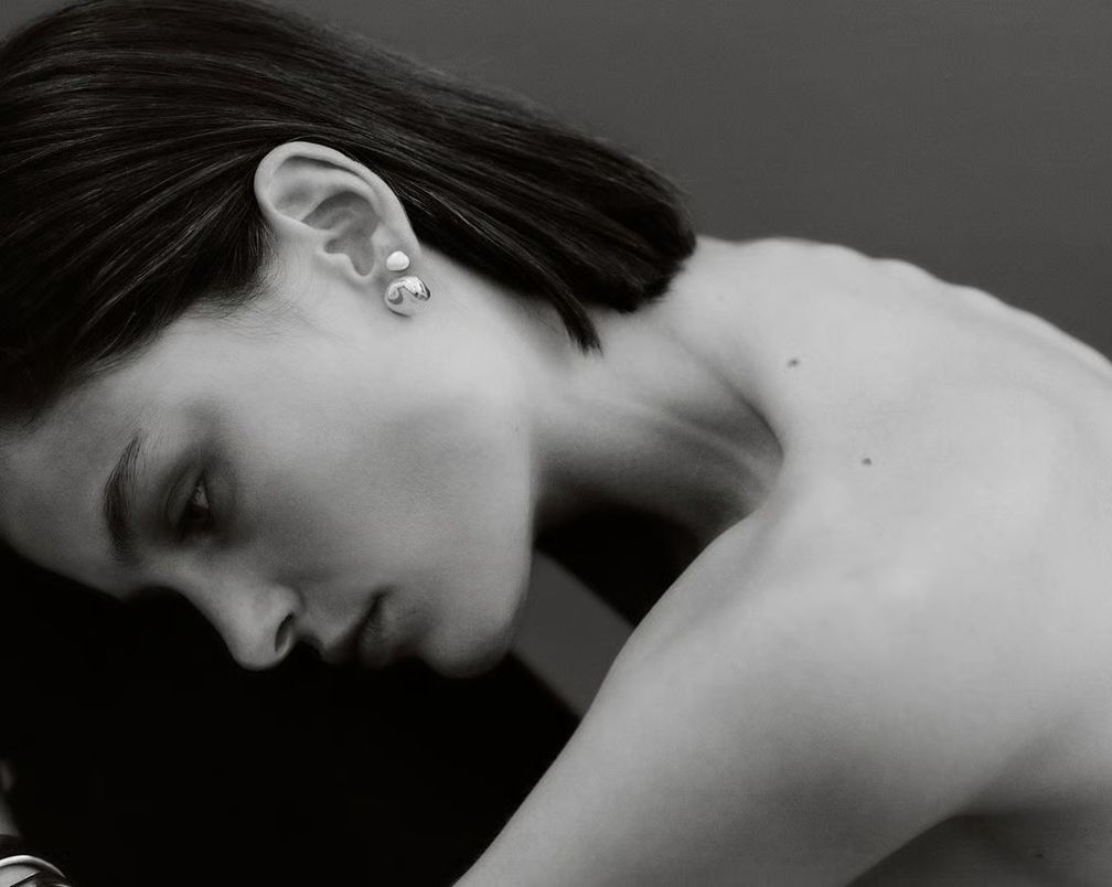 Серьги-пусеты Gia, вдохновленные галькой, от нью-йоркского бренда Agmes