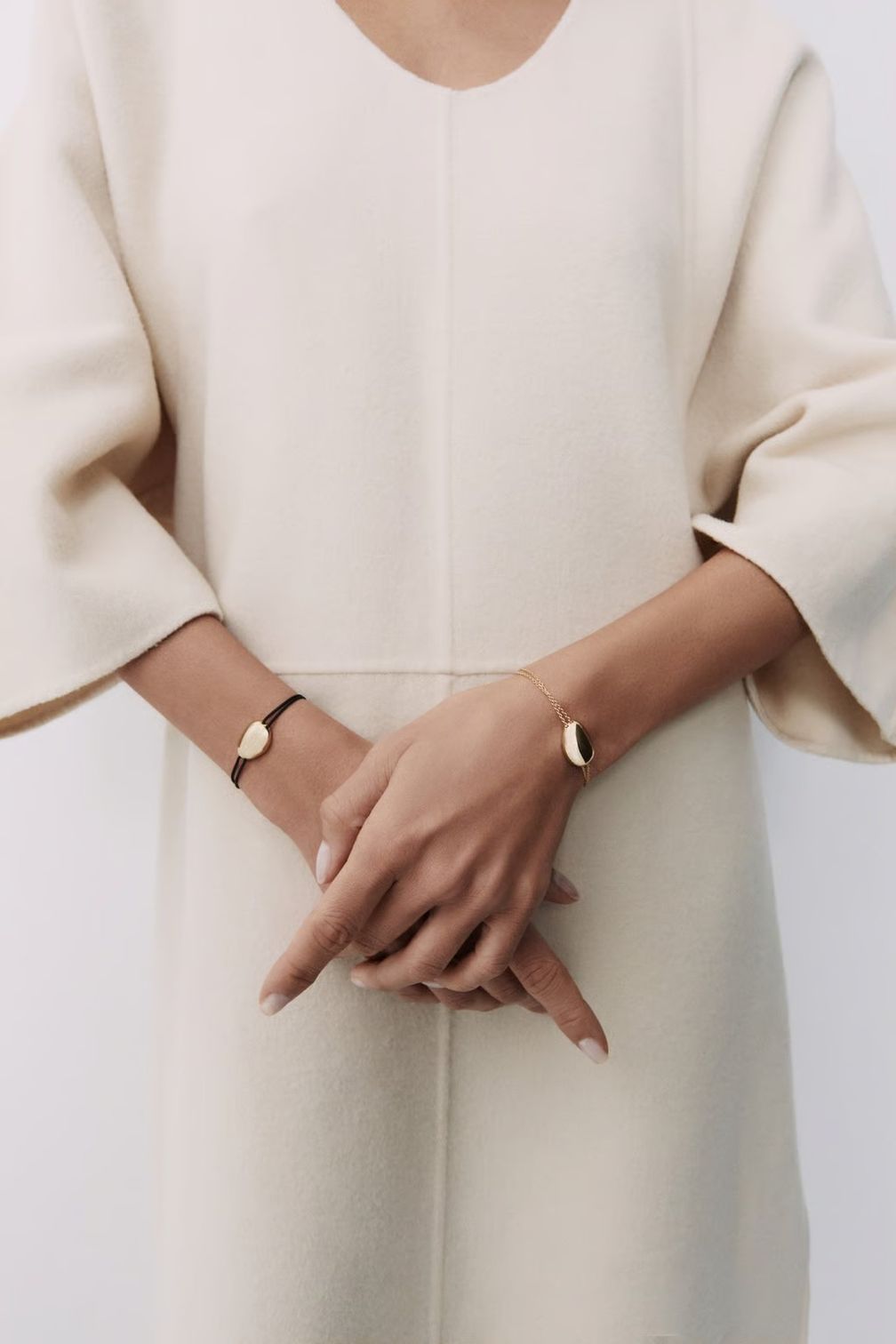 Естественная элегантность браслетов с подвеской в форме гальки от Otiumberg