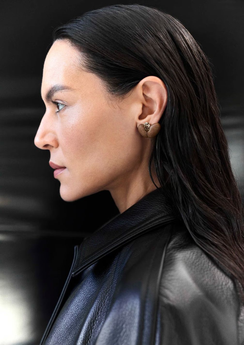 Серьги High Fluid Pebbles от Fernando Jorge из 18-каратного желтого золота, украшенные вручную вырезанной коричневой речной галькой и коричневыми бриллиантами