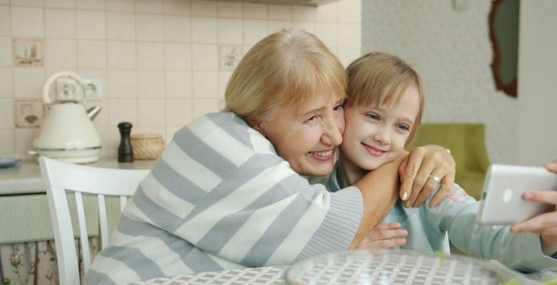 Какие украшения подарить бабушке на Новый 2026 год Огненной Лошади?