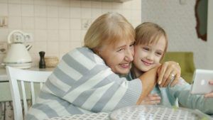 Какие украшения подарить бабушке на Новый 2026 год Огненной Лошади?