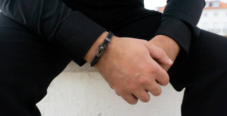 Какие украшения подарить брату на Новый 2026 год Огненной Лошади?