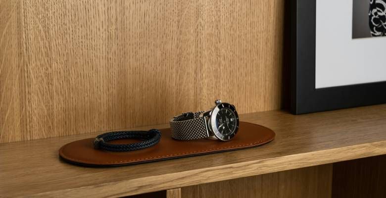 Какие украшения подарить дедушке на Новый 2026 год Огненной Лошади?