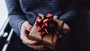 Какие украшения подарить маме на Новый 2026 год Огненной Лошади?