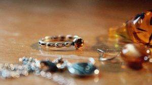 Какие украшения подарить сватам на Новый 2026 год Огненной Лошади?