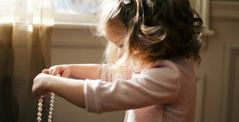 Какие украшения подарить внучке на Новый 2026 год Огненной Лошади?