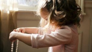 Какие украшения подарить внучке на Новый 2026 год Огненной Лошади?