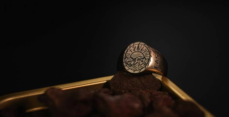 Какие украшения подарить внуку на Новый 2026 год Огненной Лошади?