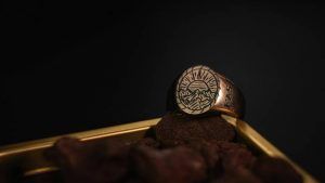 Какие украшения подарить внуку на Новый 2026 год Огненной Лошади?