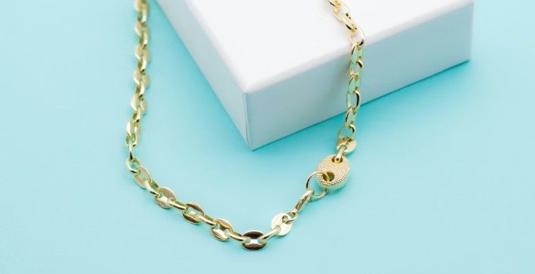 Какие украшения подарить воспитательнице на Новый 2026 год Огненной Лошади?