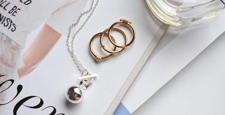 Какие украшения подарить коллеге на Новый 2026 год Огненной Лошади?