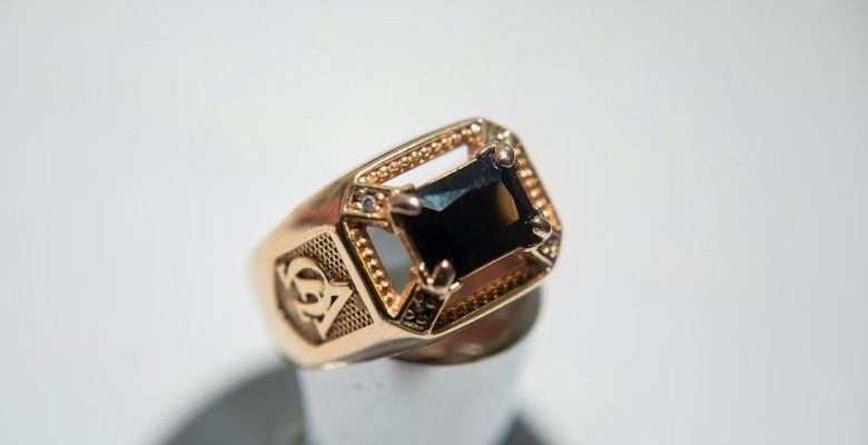 Какие украшения подарить другу на Новый 2026 год Огненной Лошади?