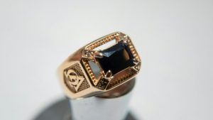 Какие украшения подарить другу на Новый 2026 год Огненной Лошади?