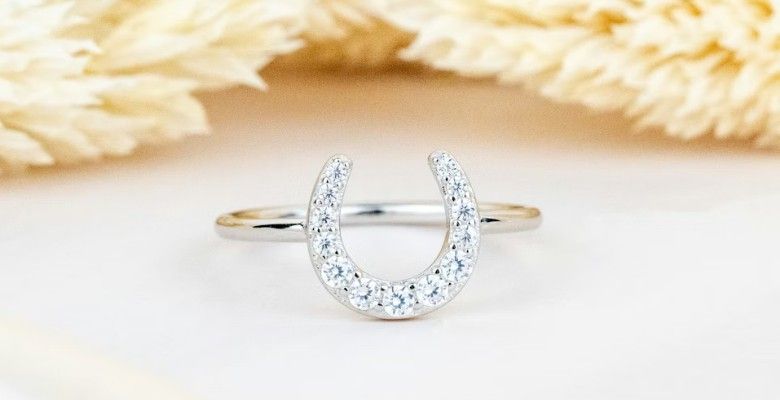 Какие украшения подарить подруге на Новый 2026 год Огненной Лошади?