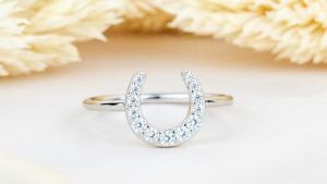 Какие украшения подарить подруге на Новый 2026 год Огненной Лошади?