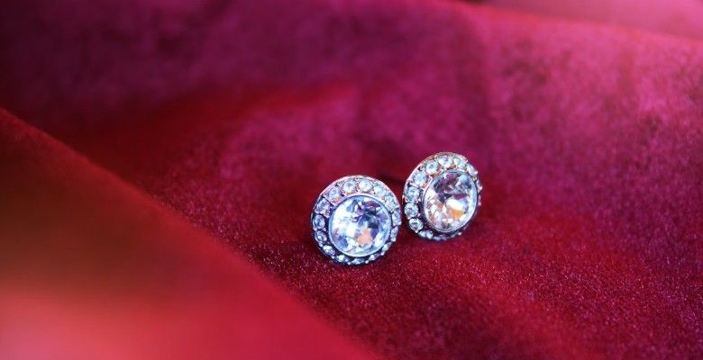 Какие украшения подарить учительнице на Новый 2026 год Огненной Лошади?