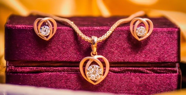 Украшения для стилистов и парикмахеров: стандартные и необычные идеи