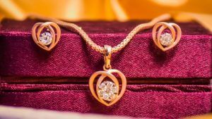 Украшения для стилистов и парикмахеров: стандартные и необычные идеи