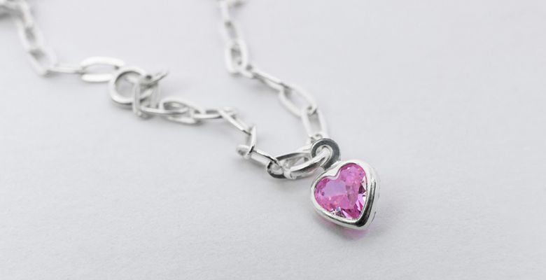 Какие украшения подарить любимой тете на Новый 2026 год Огненной Лошади?