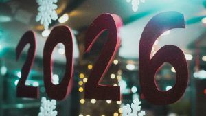 Какие украшения подарить родственникам на Новый 2026 год Огненной Лошади?